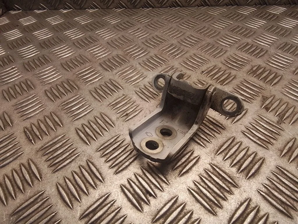 Front door lower hinge – Nissan Qashqai (2014-2016)
