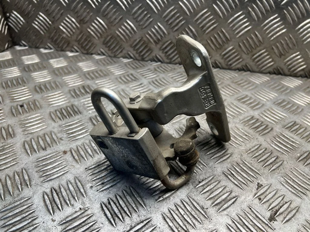 Priekšējā apakšējā eņģe 7H0831412A