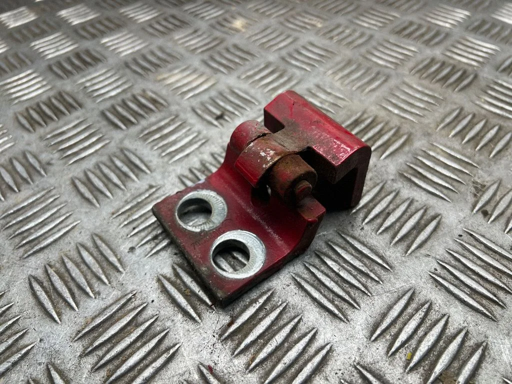 Priekšējā augšējā eņģe 701831401C