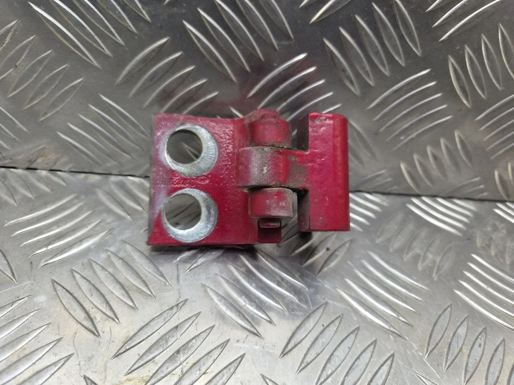 Priekšējā augšējā eņģe 701831401C