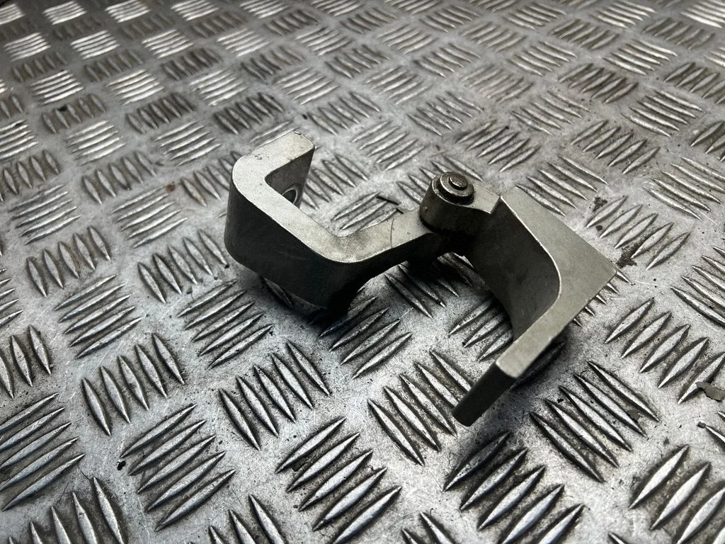Priekšējā augšējā eņģe 7H0831402B