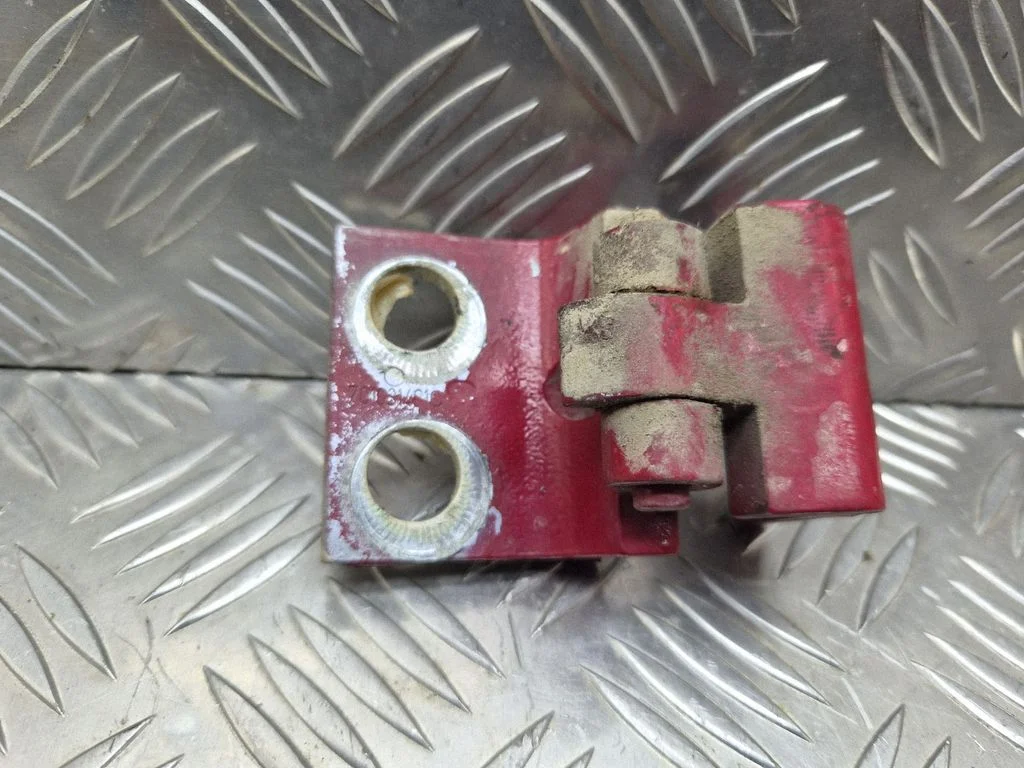 Priekšējā augšējā eņģe 701831401C