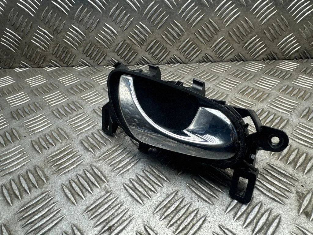Front door interior handle – Nissan Qashqai (2014-2016)