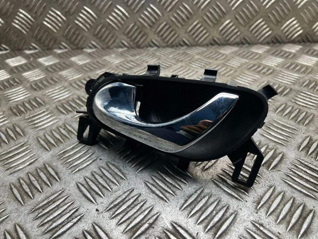 Front door interior handle – Nissan Qashqai (2014-2016)