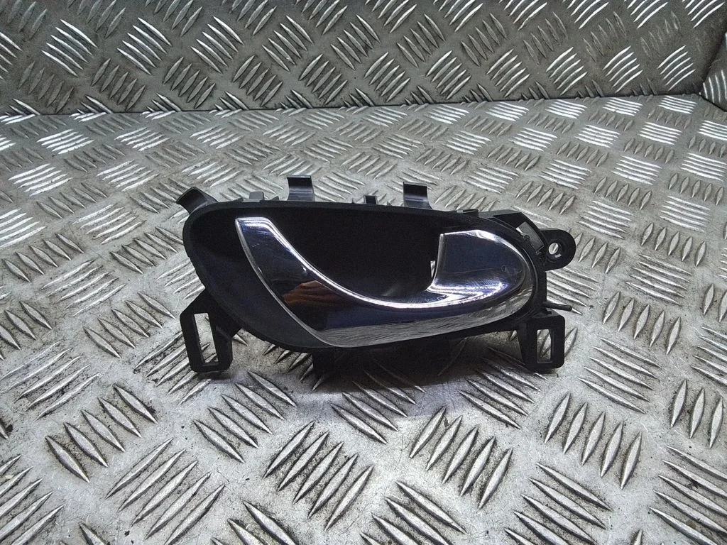Front door interior handle – Nissan Qashqai (2010-2014)
