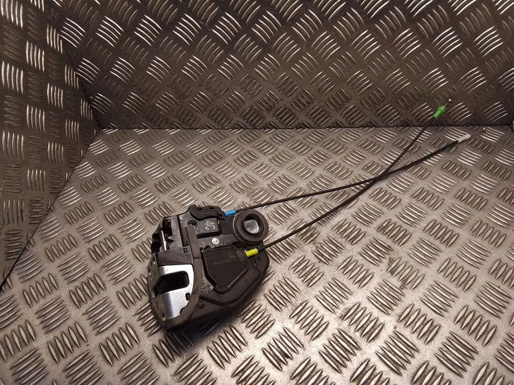 Priekšējo durvju slēdzene – Toyota Auris E180 (2012-2018)