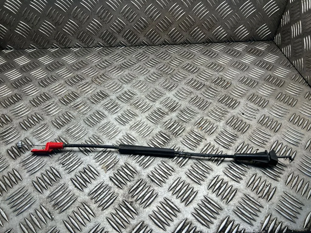 Priekšējo durvju trosīte 8T16V266A63