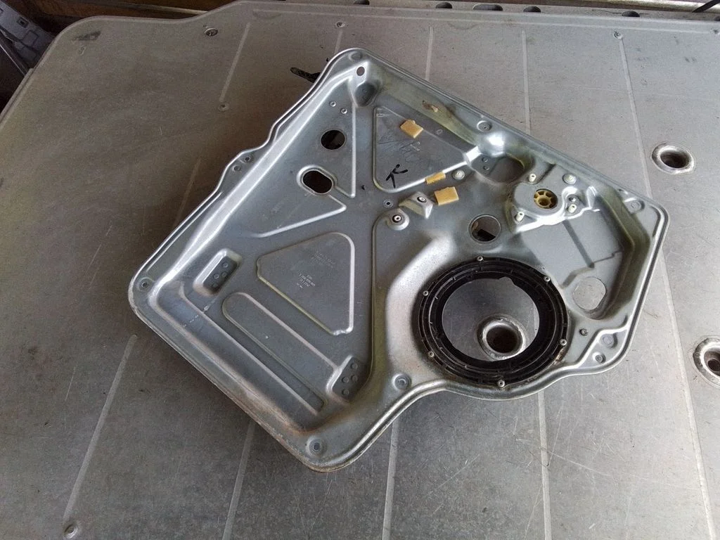 Priekšējā el. loga pacēlāja mehānisms bez motoriņa 7H0837729AP