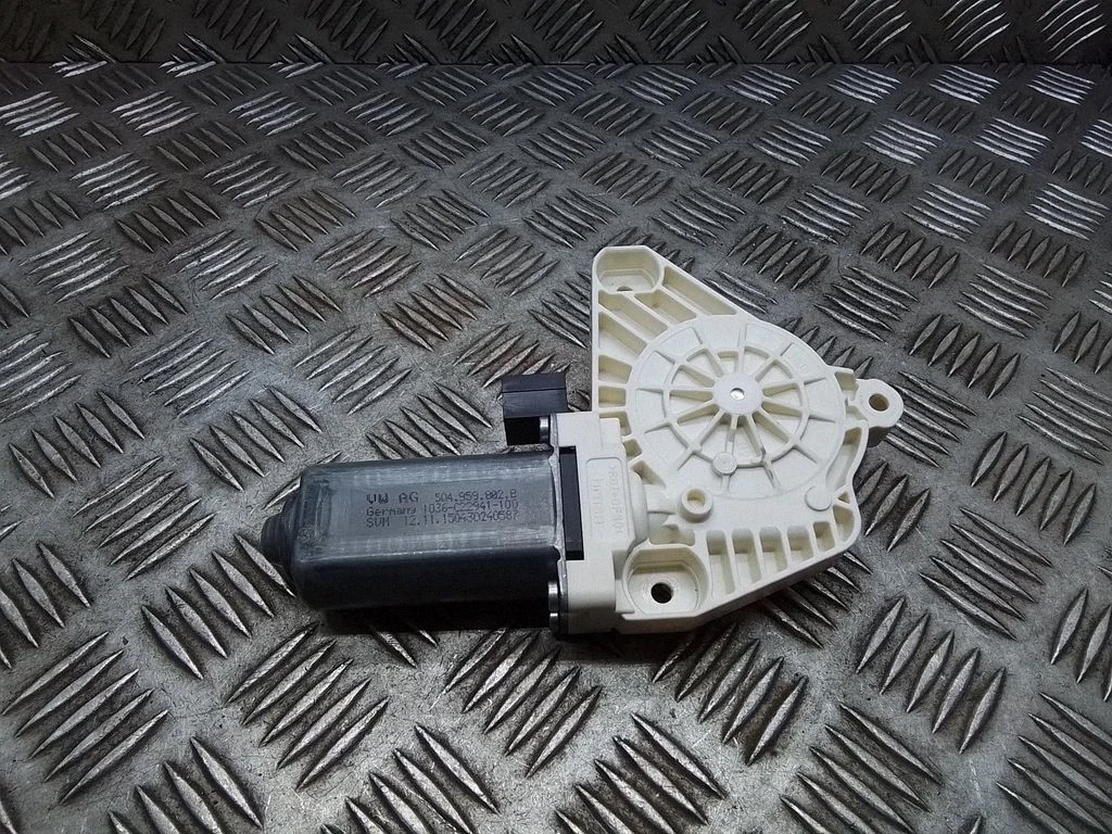 Priekšējā loga pacēlāja motoriņš 5Q4959802B