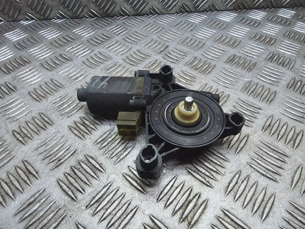 Priekšējā loga pacēlāja motoriņš 5Q0959802C