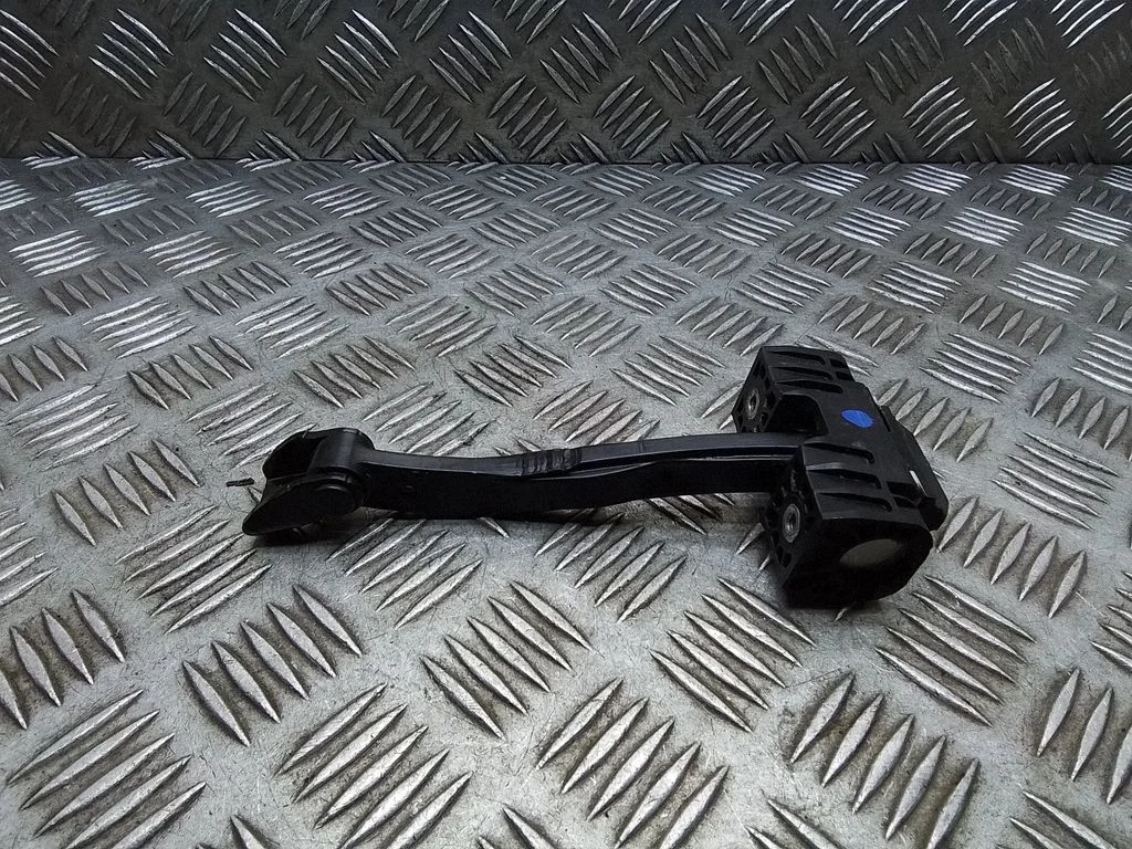 Aizmugurējo durvju atvēršanas ierobežotājs – BMW 5. sērija F10 F11 (2009-2016)