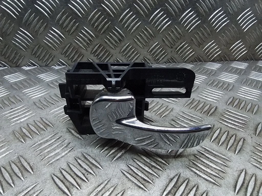 Rear door interior handle – Nissan Qashqai+2 (2010-2014)