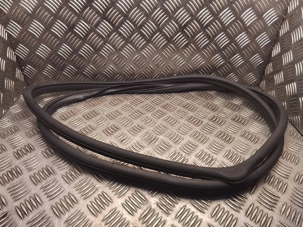 Rear door rubber seal (on body) – right