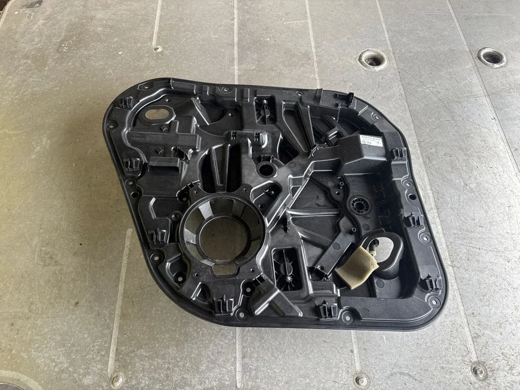 Rear window lifting mechanism without motor – Volvo XC90 (2014-)