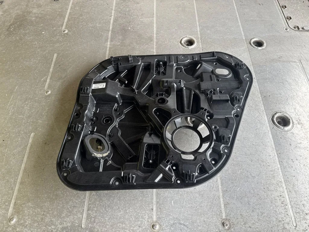 Rear window lifting mechanism without motor – Volvo XC90 (2014-)