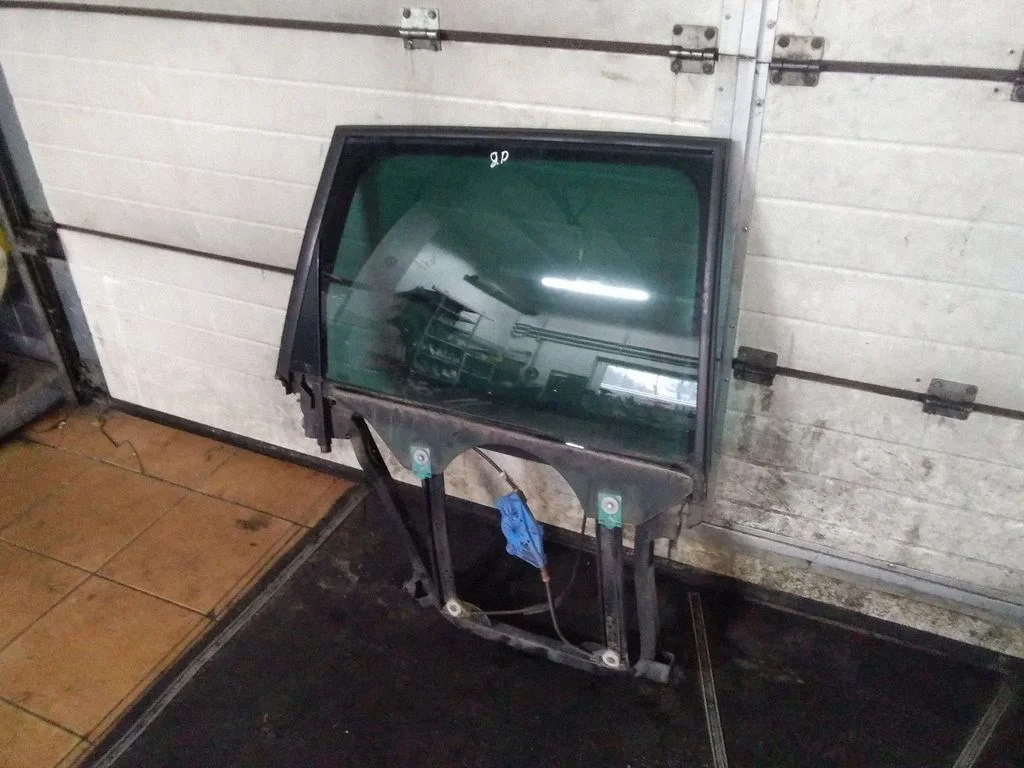Rear window lifting mechanism without motor 7L0839462