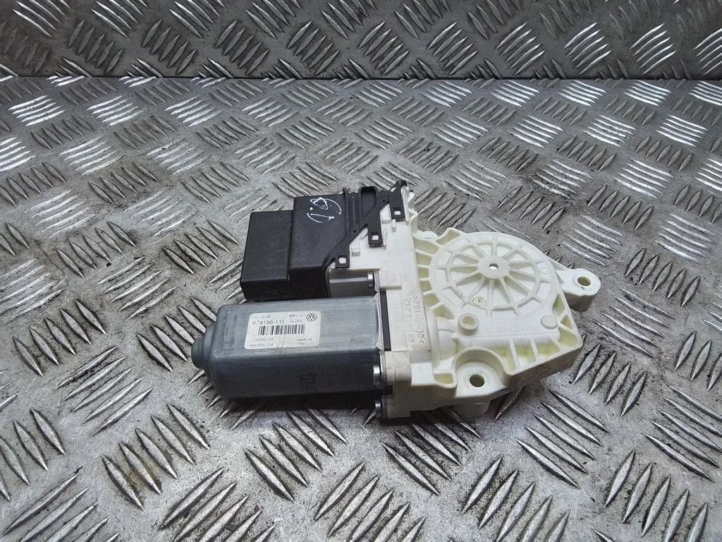 Aizmugurējā loga pacēlāja motoriņš – Volkswagen Passat B6 (2005-2010)