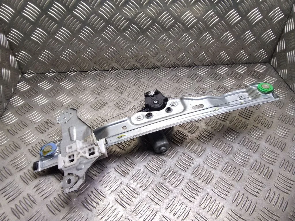 Rear window lifting mechanism without motor – Nissan Qashqai (2010-2014)