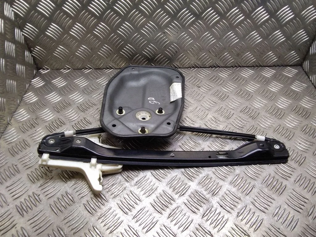 Rear window lifting mechanism without motor – Volkswagen Golf Plus (2005-2013)