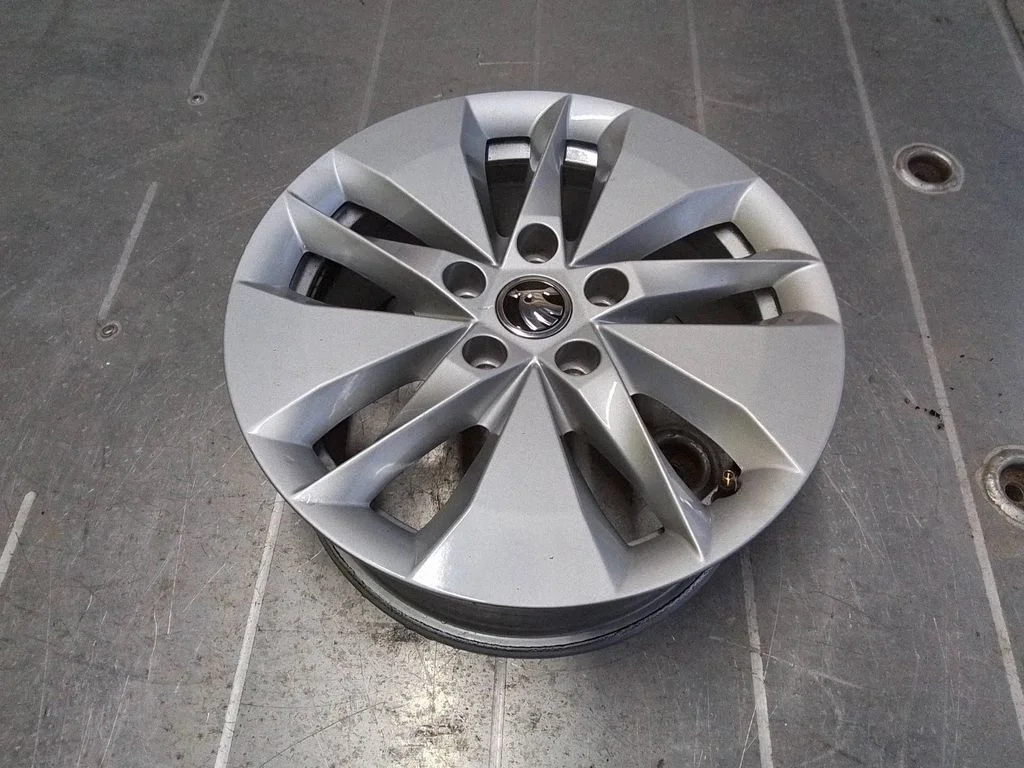 R16 vieglmetāla disks (-i) 5e3601025ah