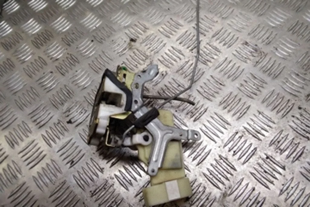 Front door lock – Toyota Yaris Verso (1999-2005)