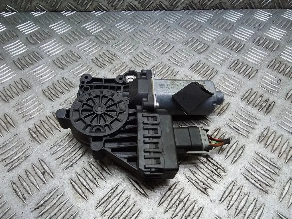 Priekšējā loga pacēlāja motoriņš 0130821988