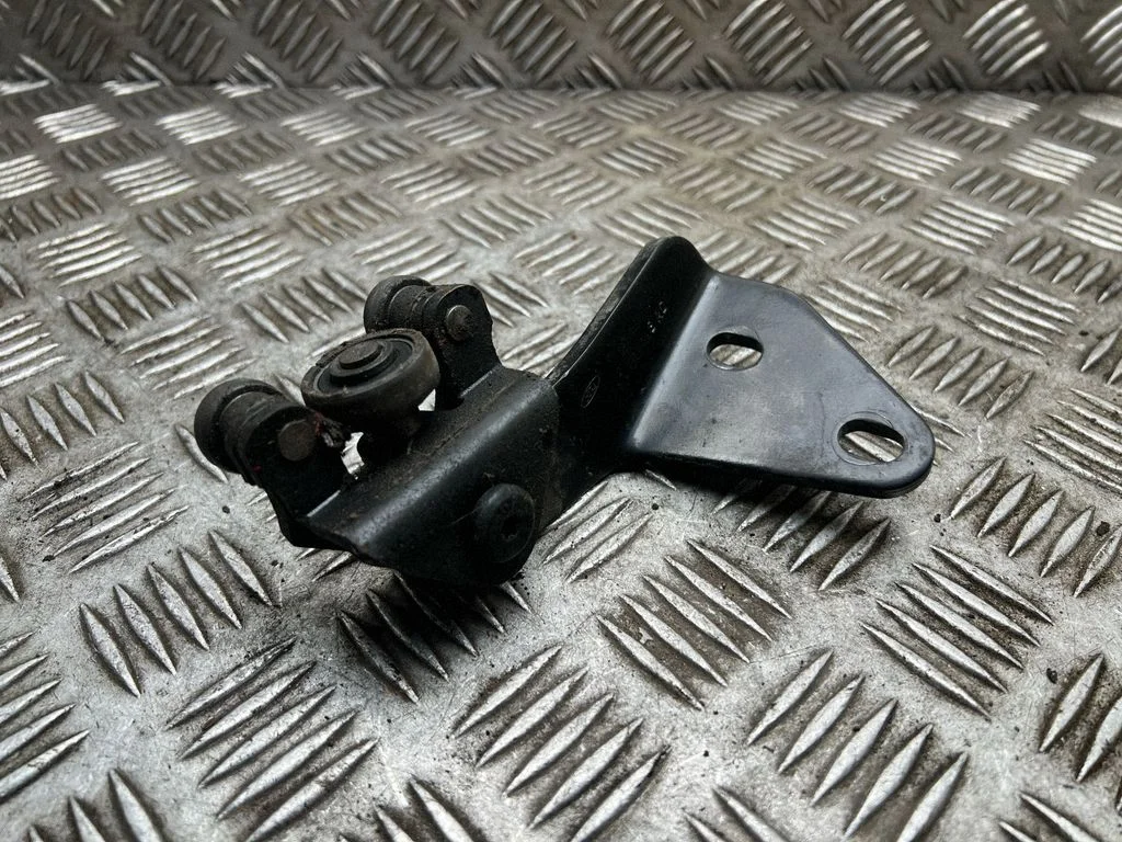 Augšējā rullīša vadotne/ augšējā eņģe 2T14V25028