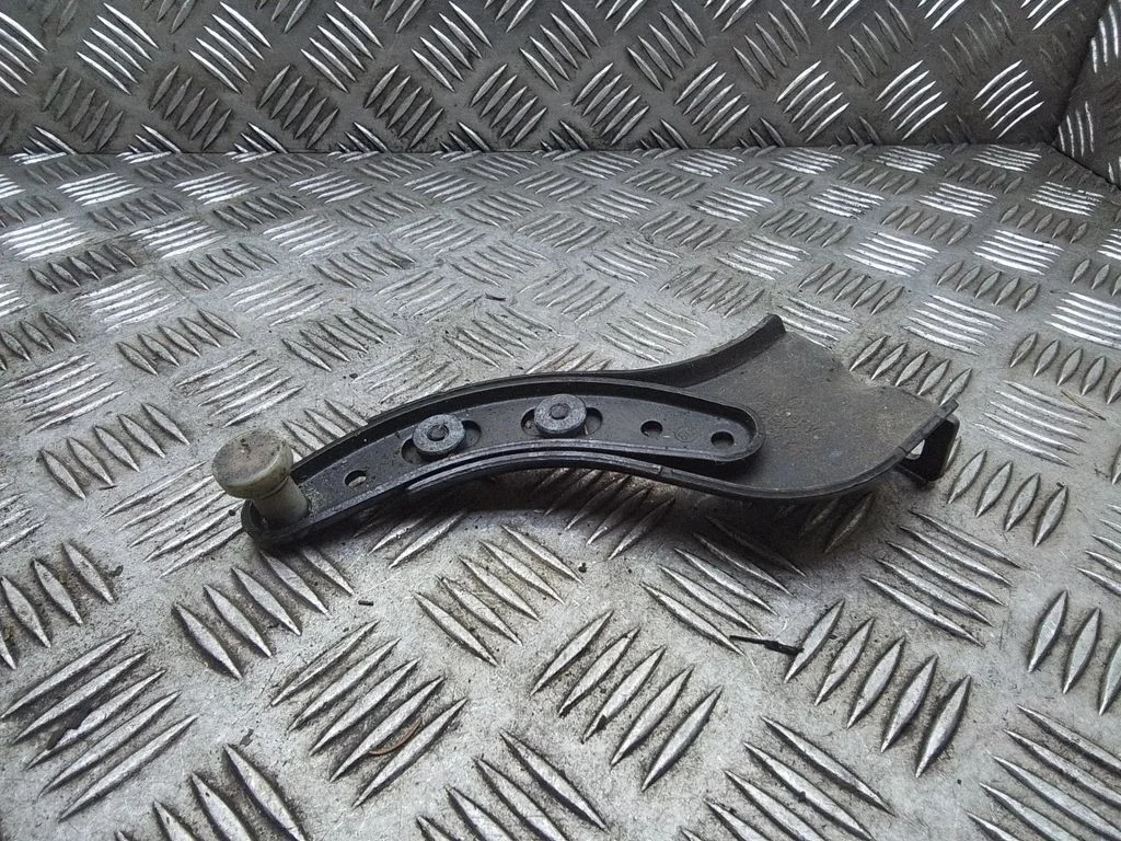 Augšējā rullīša vadotne/ augšējā eņģe 2K0843436B