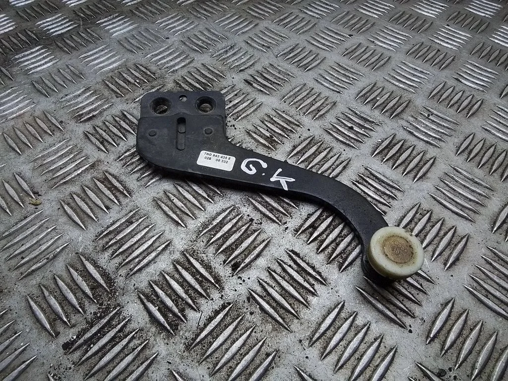 Augšējā rullīša vadotne/ augšējā eņģe 7H0843435E