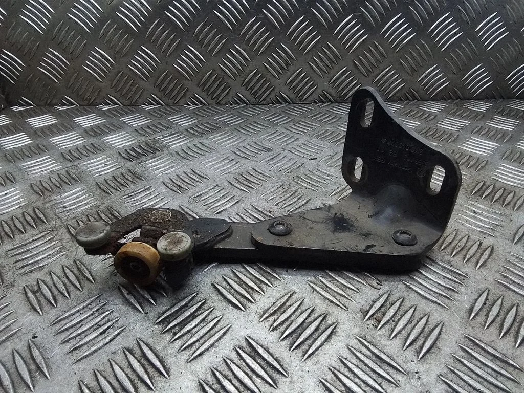 Apakšējā rullīša vadotne/ apakšējā eņģe 2K0843398A