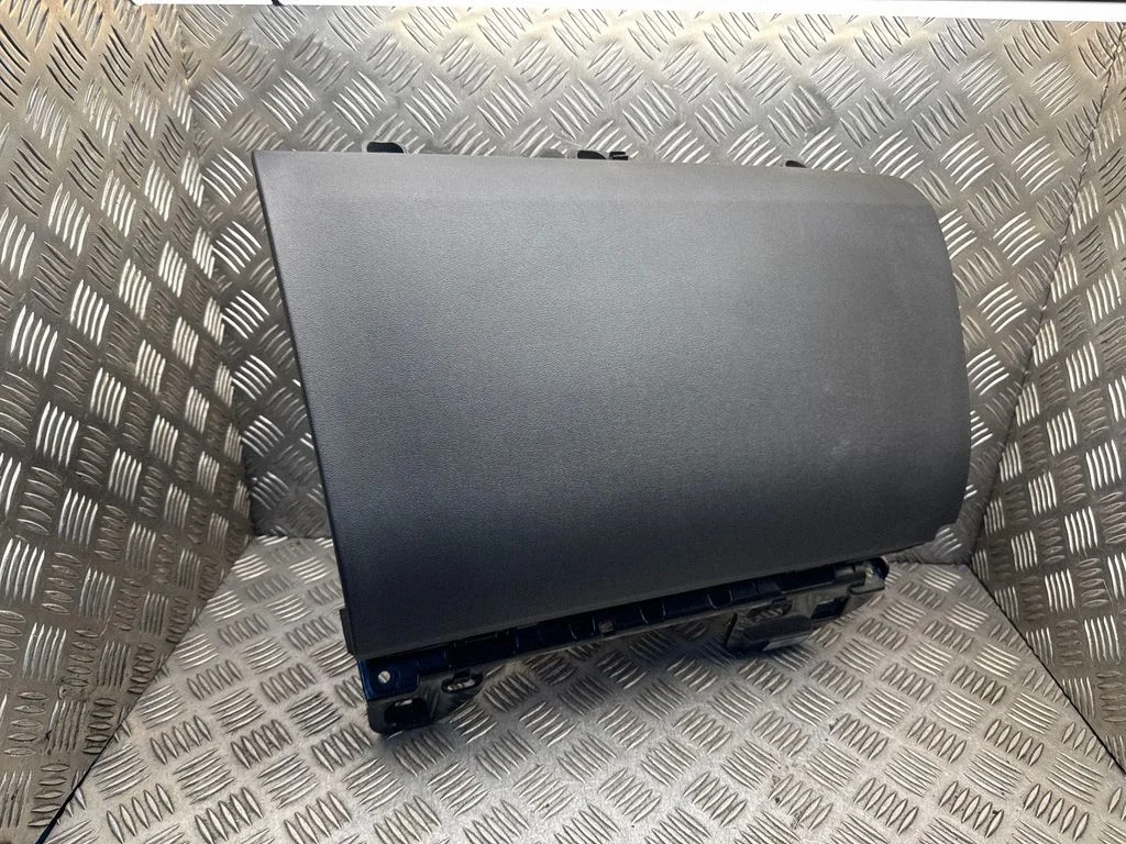 Glove box – Volvo XC90 (2014-)