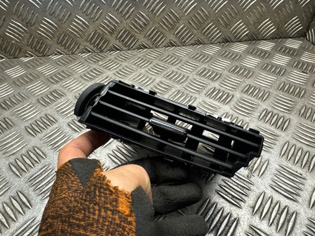 Dash center air vent grill – Nissan Qashqai (2014-2016)
