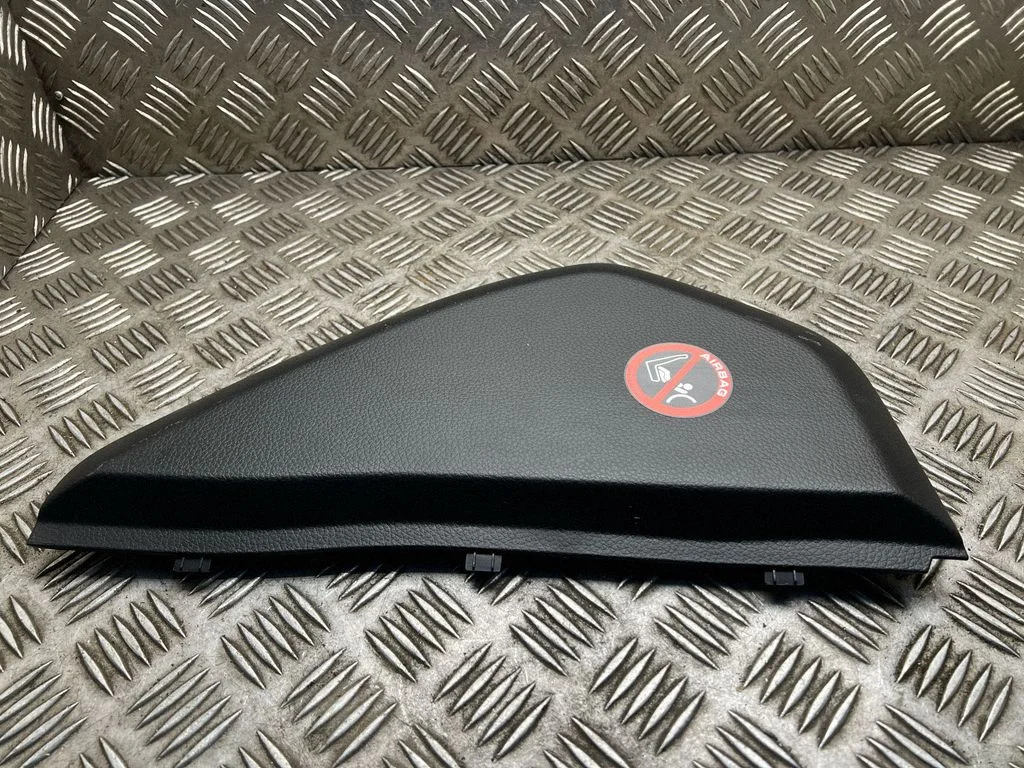 Armatuurlaua külje viimistluspaneel – Nissan Qashqai (2014-2016)