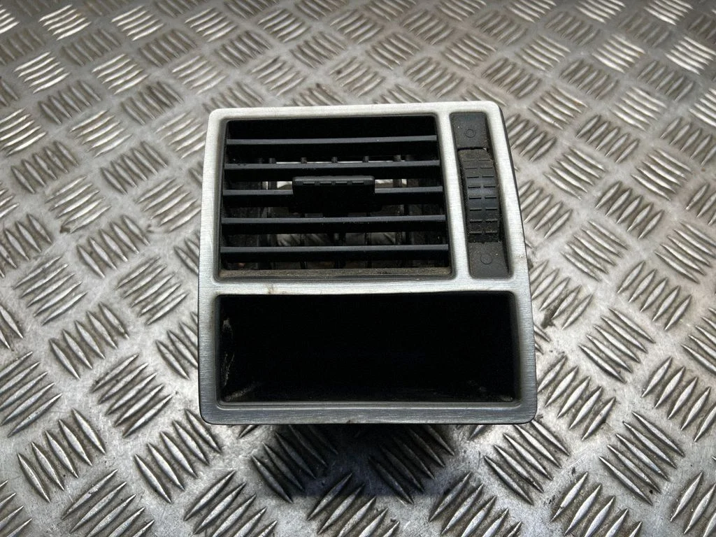 Armatuurlaua külje õhutusresti kate – Volkswagen Transporter - Caravelle T5 (2003-2015)