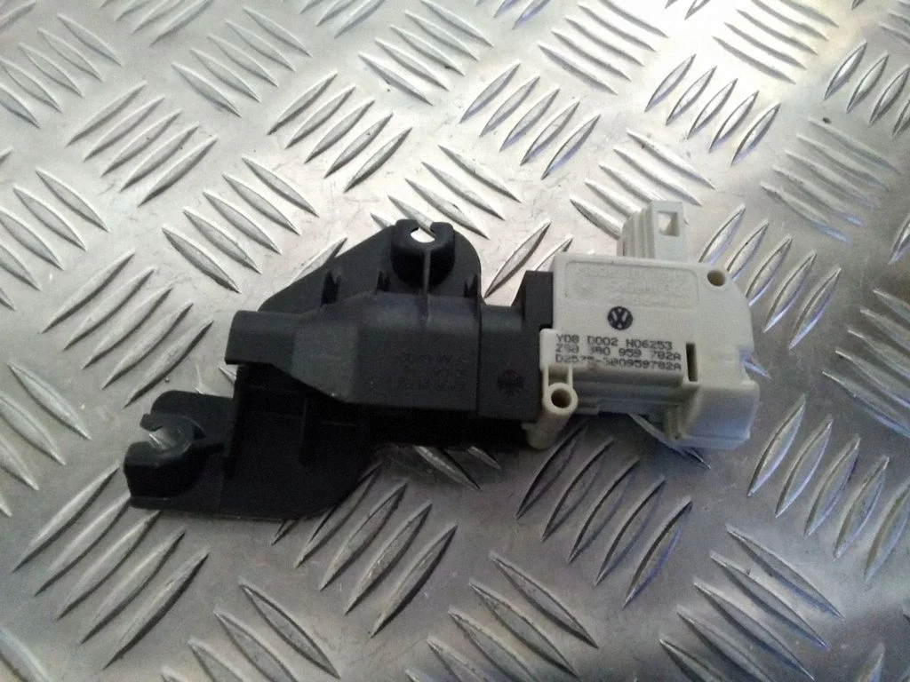 Glove box lock 3B0959782A