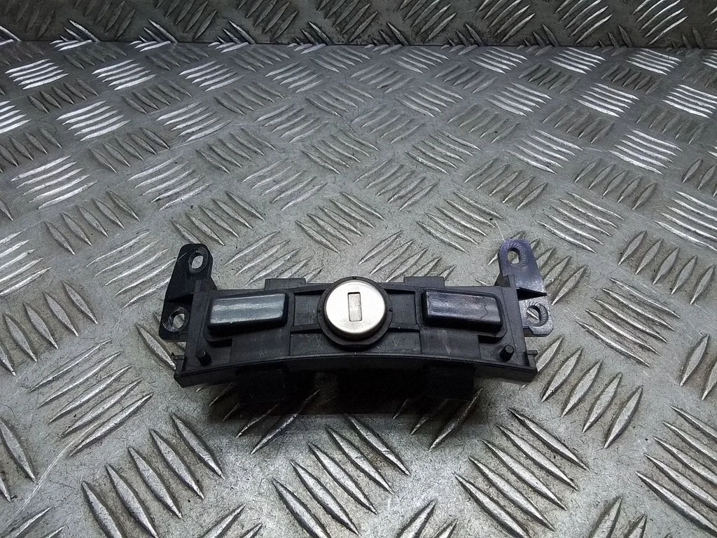 Glove box lock – BMW 7 Series E65 E66 (2001-2008)