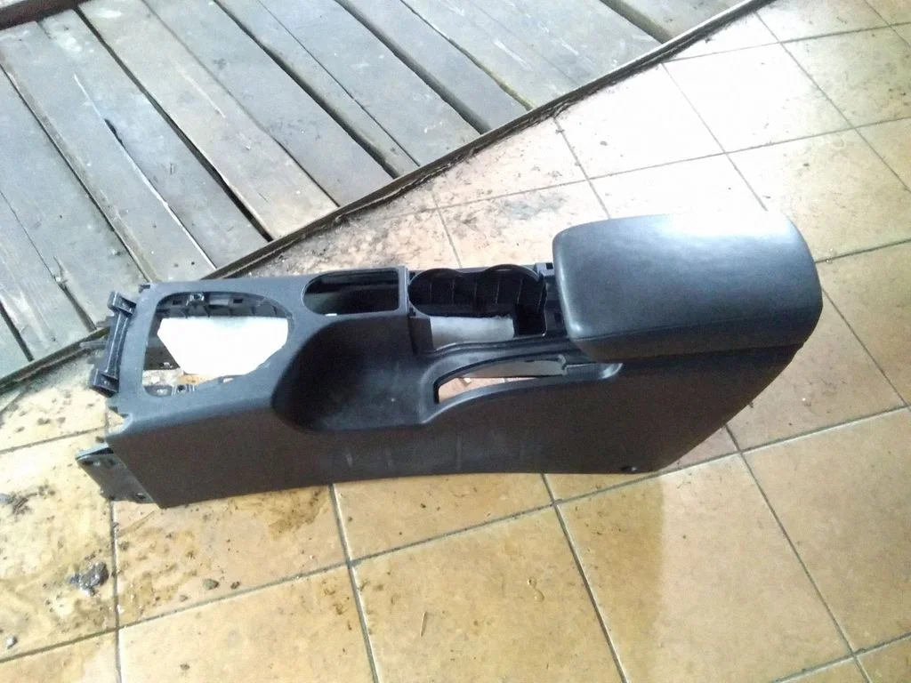 Keskkonsool – Nissan Qashqai+2 (2010-2014)