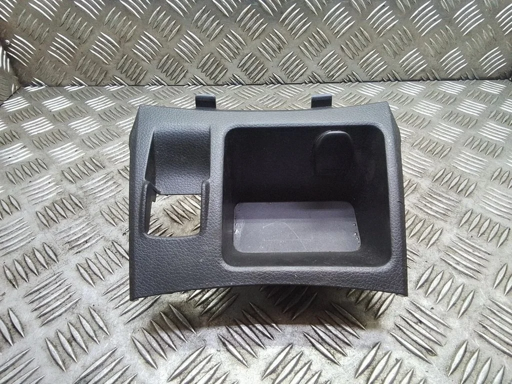 Sigaretisüütaja (eesmine) – Nissan Qashqai (2010-2014)