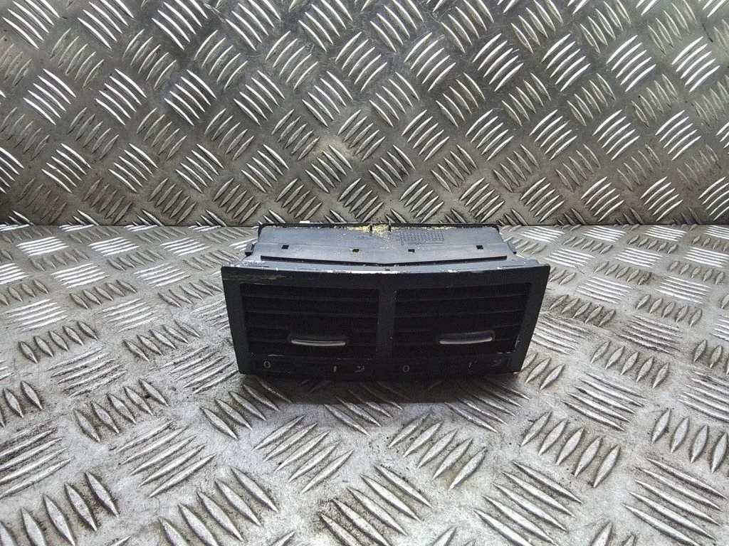 Rear air vent grill – Volkswagen Touareg I (2002-2010)