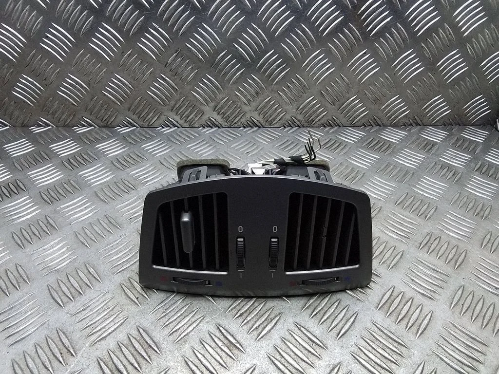 Rear air vent grill – BMW 7 Series E65 E66 (2001-2008)