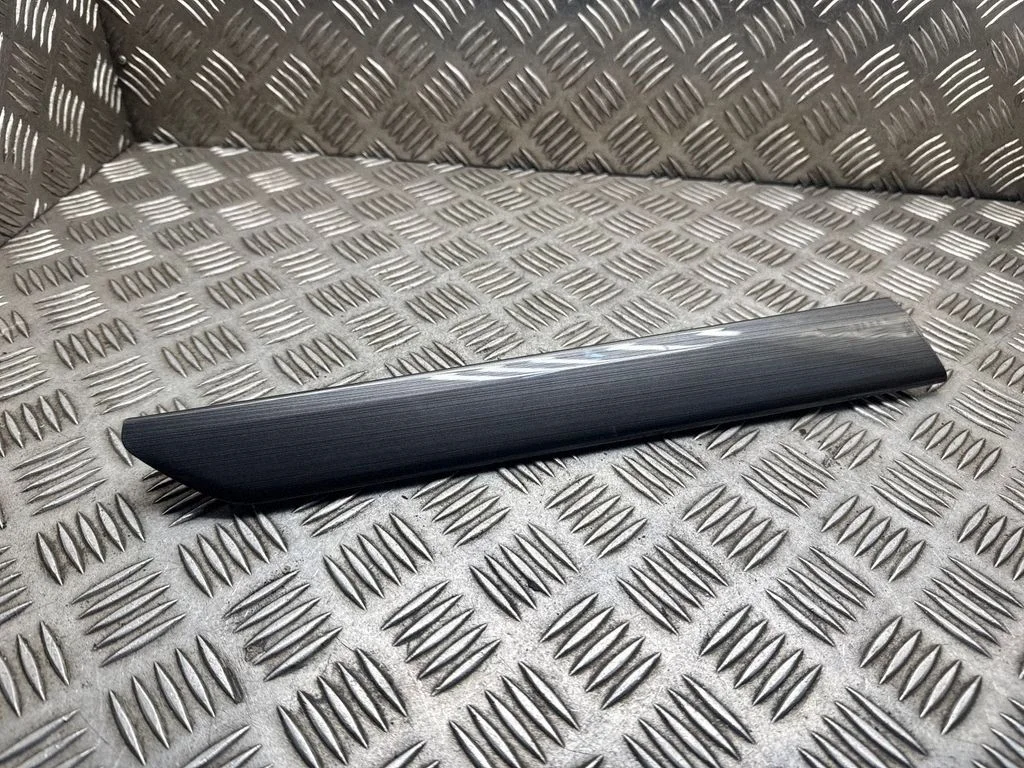 Front door trim bar