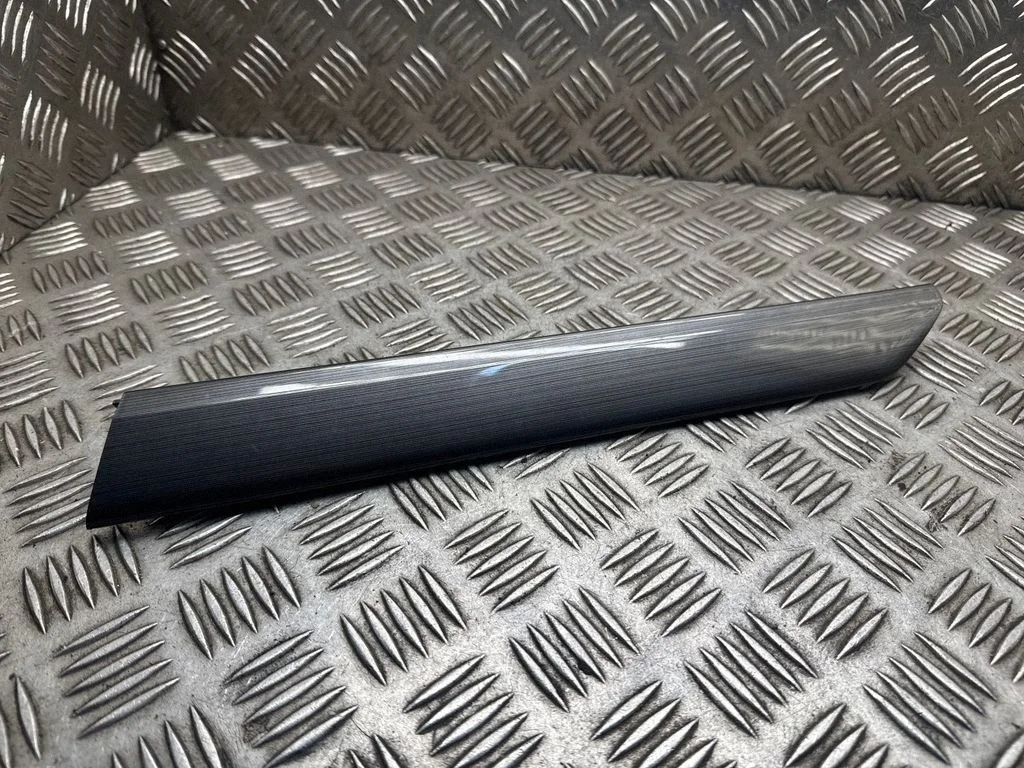 Front door trim bar