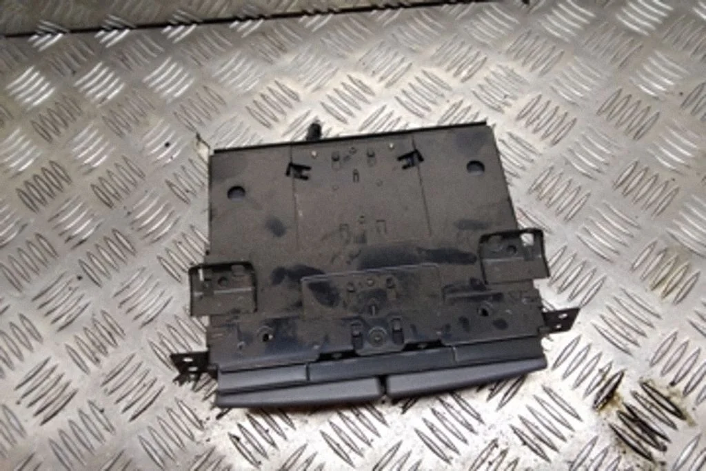 Uchwyt na kubki (przedni) – Toyota Avensis T250 (2003-2006)