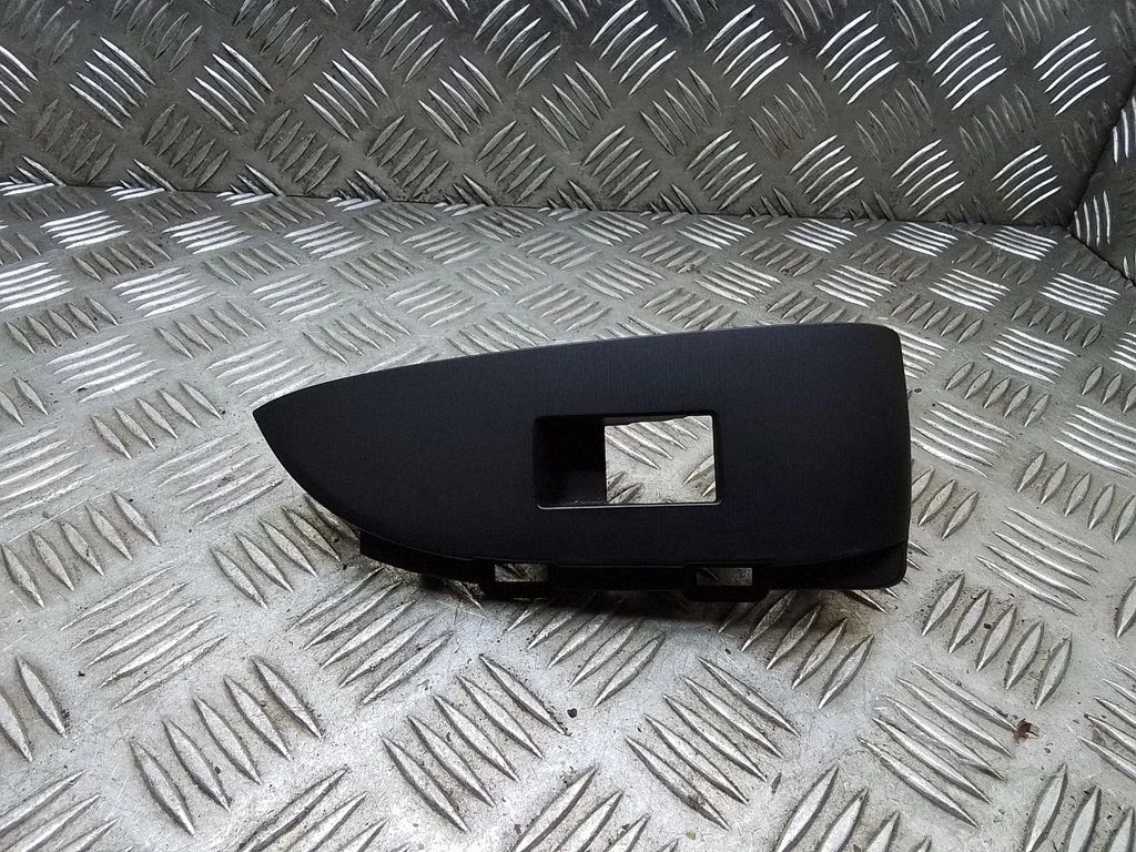 Tagumise akna lüliti viimistlus – Toyota Prius (XW30) (2009-2015)