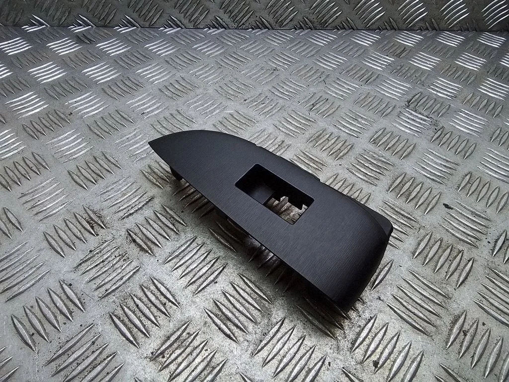 Tagumise akna lüliti viimistlus – Toyota Prius (XW30) (2009-2015)