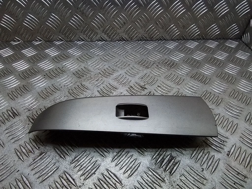 Tagumise akna lüliti viimistlus – Toyota Prius (XW20) (2003-2009)