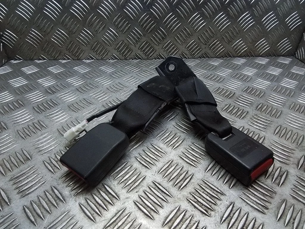 Vidējās drošības jostas sprādze (aizmugurē) – Nissan Qashqai+2 (2010-2014)