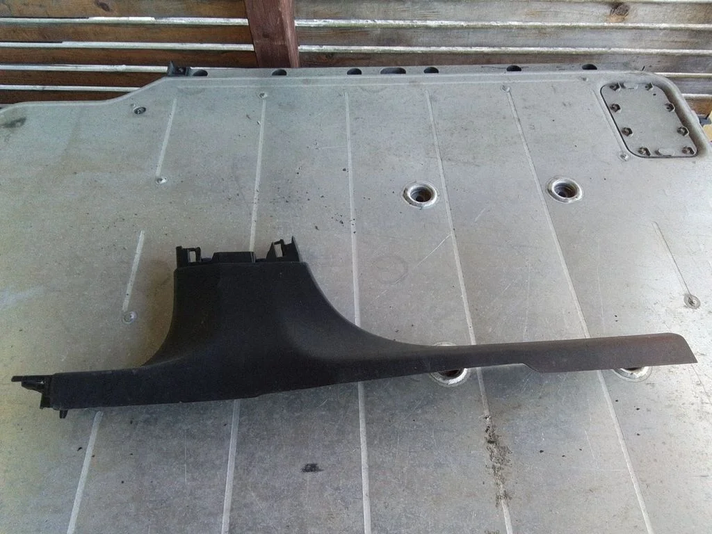 (D) piilari viimistlus (alumine) – Peugeot 208 II (2019-)