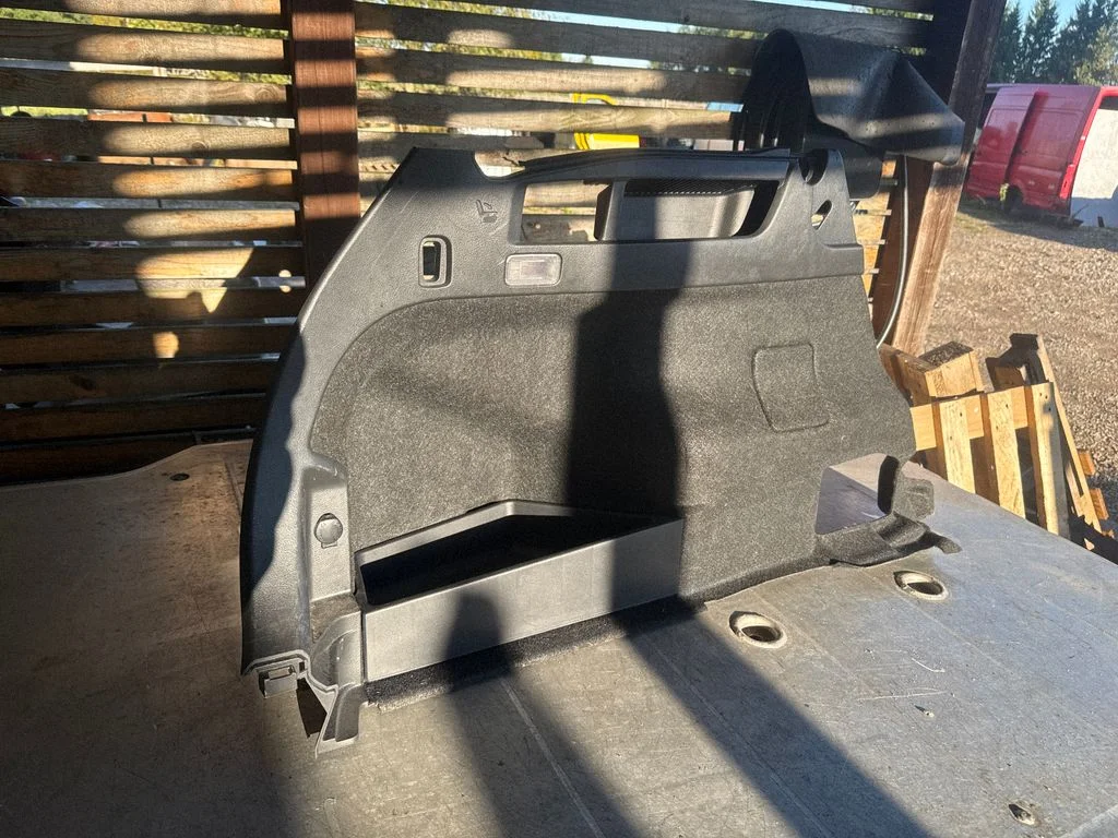 Pagasiruumi külje viimistluspaneel – Toyota Auris E180 (2012-2018)