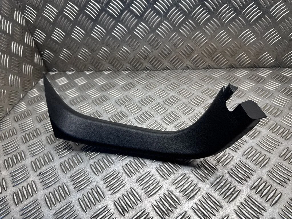 Tailgate/trunk side cover trim – Toyota Auris E180 (2012-2018)